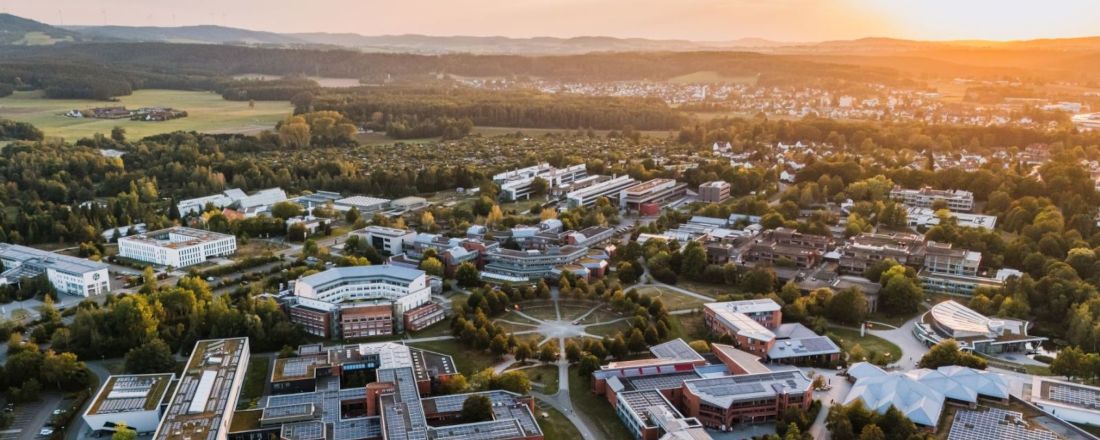 Campus der Uni Bayreuth von oben im Abendlicht